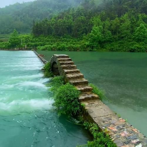 凤凰古城：山水屏障下的零感染坚守与防控挑战