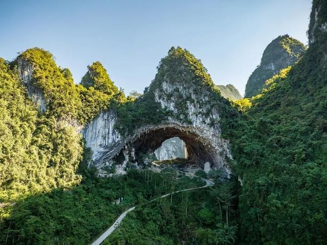 凤山县：喀斯特地貌下的疫情孤岛与防控逻辑