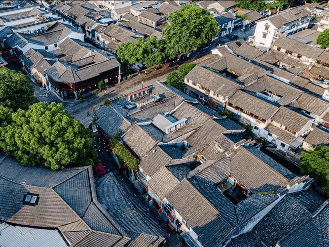 越城区的防疫挑战：水乡古城的疫情破防与地理围困