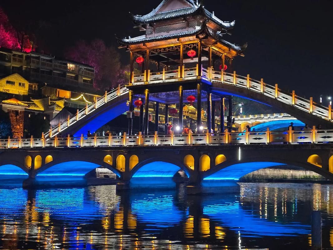 凤凰古城：山水屏障下的零感染坚守与防控张力